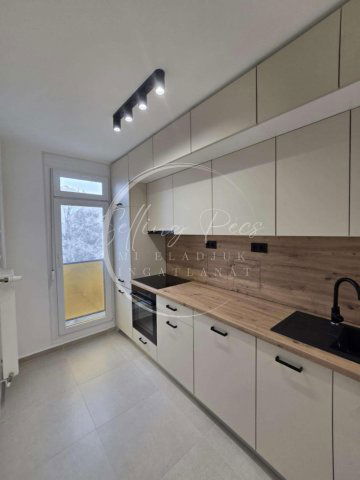 Eladó panellakás, Pécsett, Építők útján 57.5 M Ft, 2 szobás