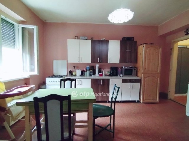 Eladó téglalakás, Ajkán 21.9 M Ft, 3 szobás