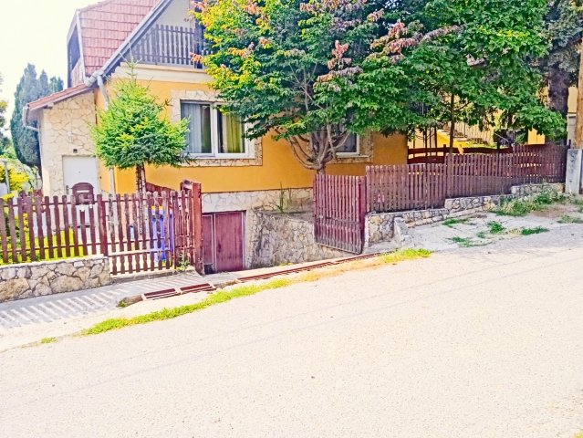 Eladó családi ház, Pécelen, Béke utcában 110 M Ft, 5 szobás