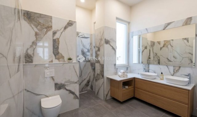 Eladó téglalakás, Budapesten, VI. kerületben 157 M Ft, 2 szobás