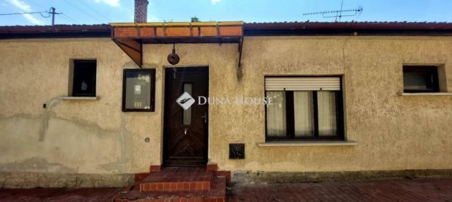 Eladó családi ház, Pécelen 65 M Ft, 4 szobás