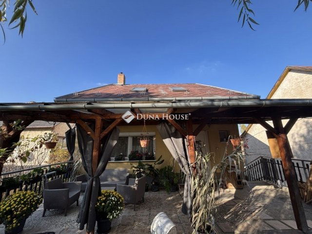 Eladó családi ház, Lábatlanon 73.5 M Ft, 5 szobás