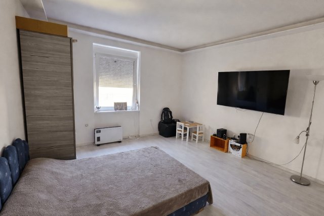 Eladó téglalakás, Komlón, Zrínyi téren 23.5 M Ft, 2 szobás