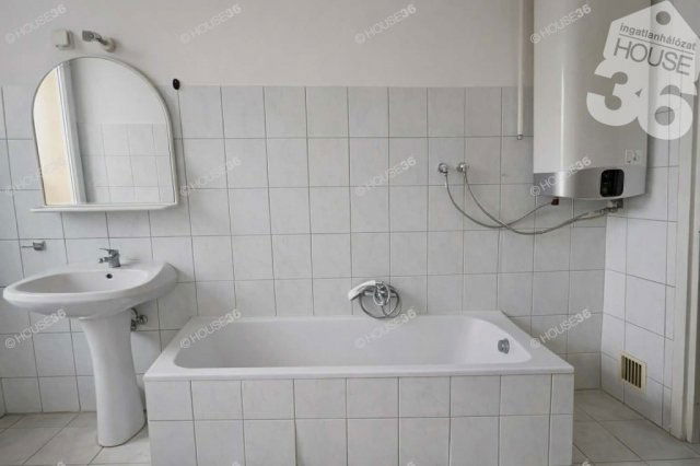 Eladó téglalakás, Kecskeméten 46.6 M Ft, 2 szobás