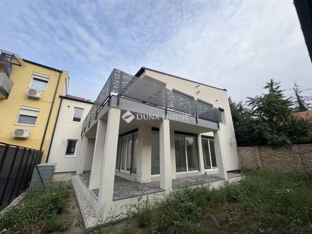 Eladó téglalakás, Pápán, Korona utcában 95 M Ft, 4 szobás