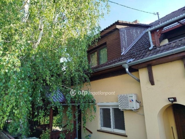 Eladó családi ház, Pécsett 138 M Ft, 8+1 szobás