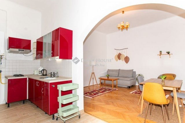 Eladó téglalakás, Budapesten, VI. kerületben 63.9 M Ft, 1 szobás
