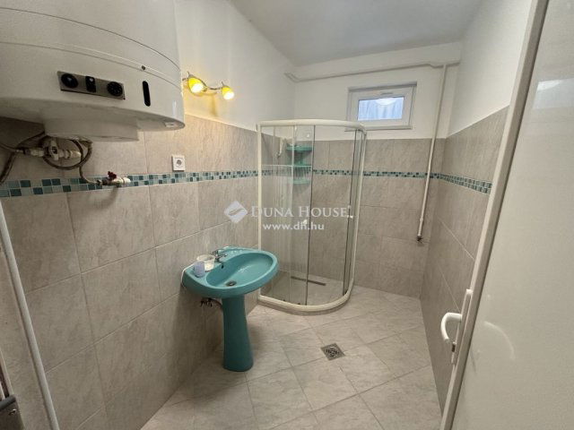 Eladó téglalakás, Izsákon 13.5 M Ft, 3 szobás