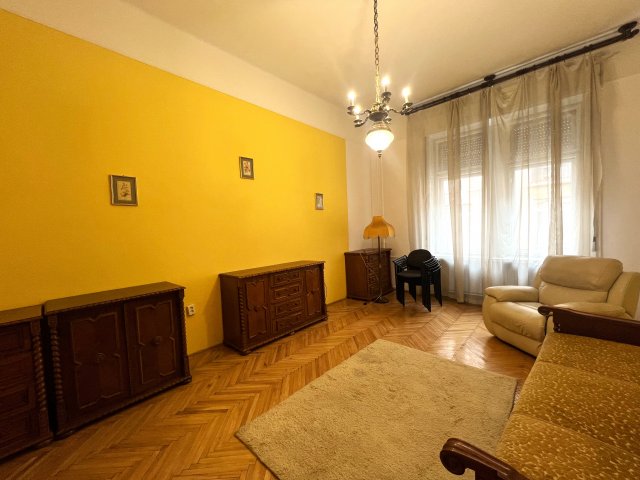 Eladó téglalakás, V. kerületben, Petőfi Sándor utcában
