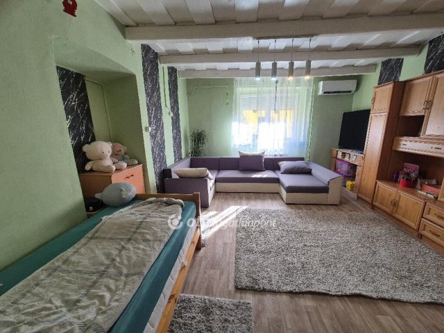 Eladó családi ház, Dunaföldváron 35 M Ft, 2 szobás