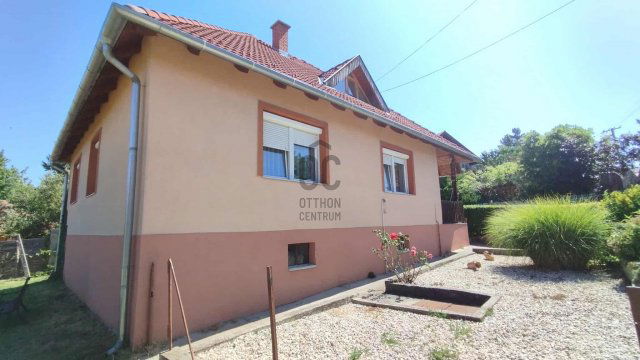 Eladó családi ház, Ajkán 71.9 M Ft, 6 szobás