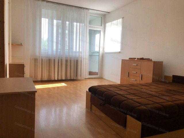 Kiadó panellakás, albérlet, Szolnokon 130 E Ft / hó, 1+1 szobás