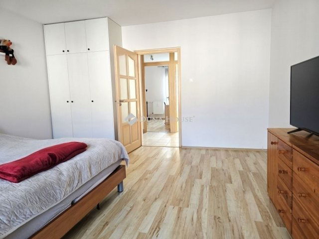 Eladó téglalakás, Pécsett 74.9 M Ft, 3 szobás