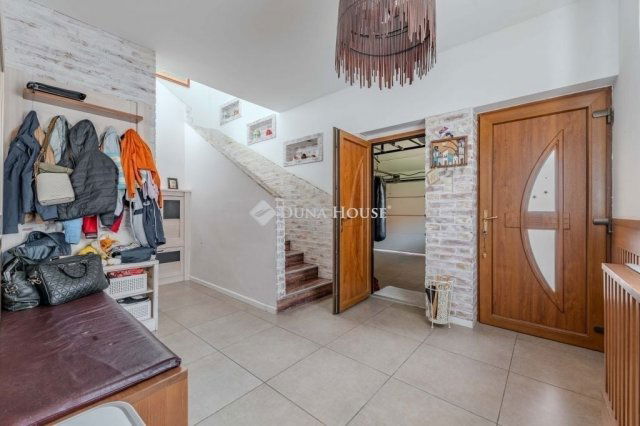 Eladó családi ház, Szegeden 225 M Ft, 7 szobás