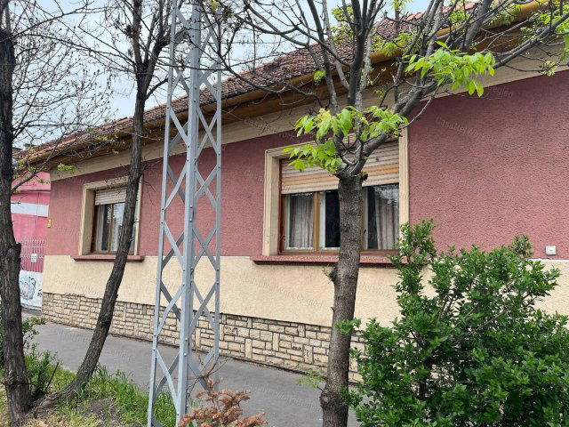 Eladó családi ház, Cegléden 56 M Ft, 3 szobás
