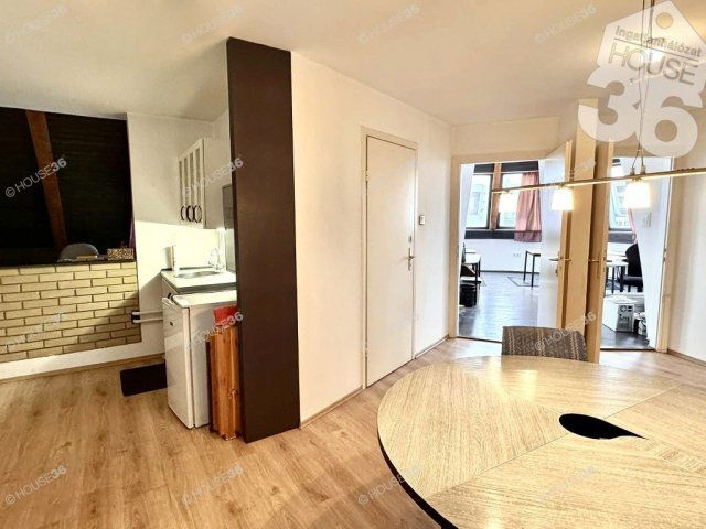 Eladó iroda, Kecskeméten 49.9 M Ft, 4 szobás