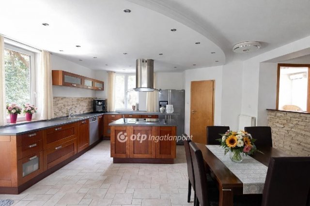 Eladó családi ház, Pécsett 379 M Ft, 5+1 szobás