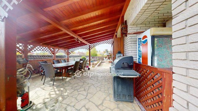 Eladó családi ház, Halmajon 102.025 M Ft, 6 szobás