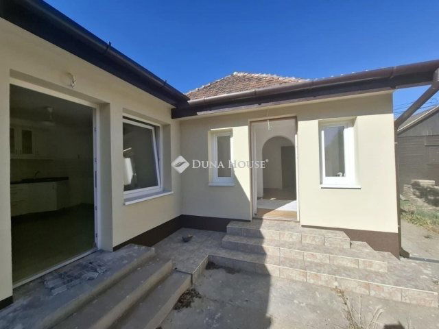 Eladó családi ház, Vecsésen 81.9 M Ft, 5 szobás