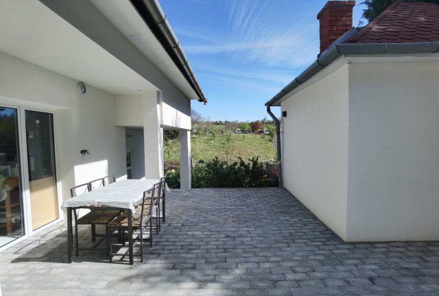 Eladó családi ház, Balatonkenesén 109 M Ft, 1+3 szobás