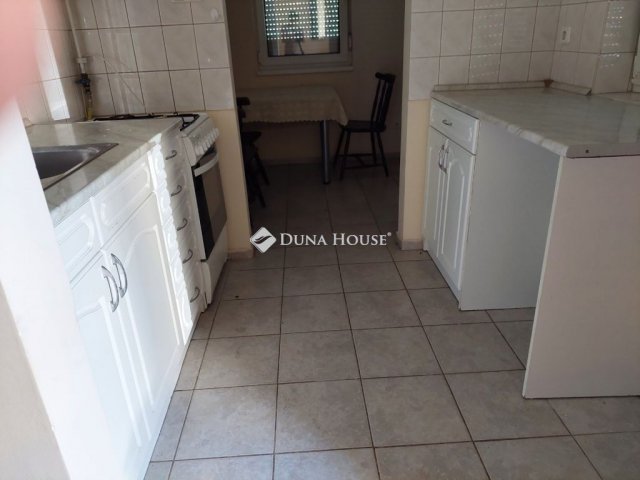 Eladó téglalakás, Pápán 48.1 M Ft, 3 szobás