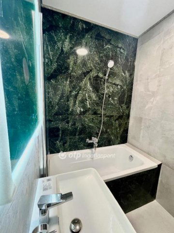 Eladó téglalakás, Pécsett 65 M Ft, 2 szobás