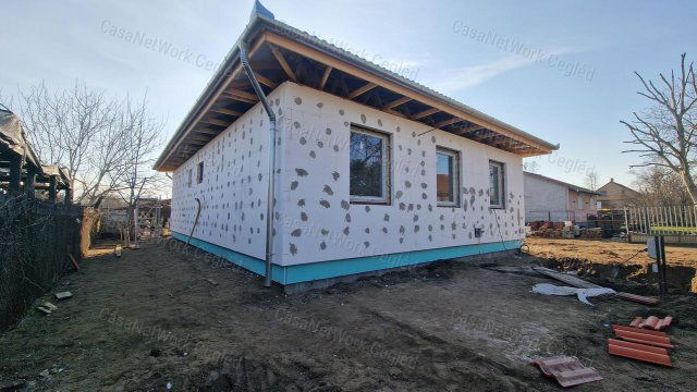 Eladó családi ház, Cegléden 82 M Ft, 5 szobás