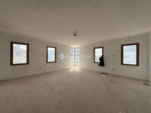 Eladó téglalakás, Szigetszentmiklóson 70 M Ft, 3 szobás