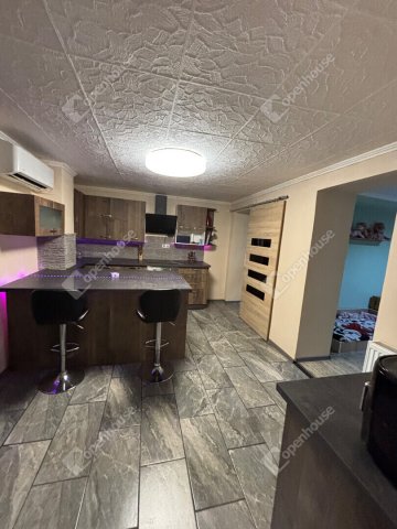 Eladó családi ház, Péren 64.9 M Ft, 4 szobás