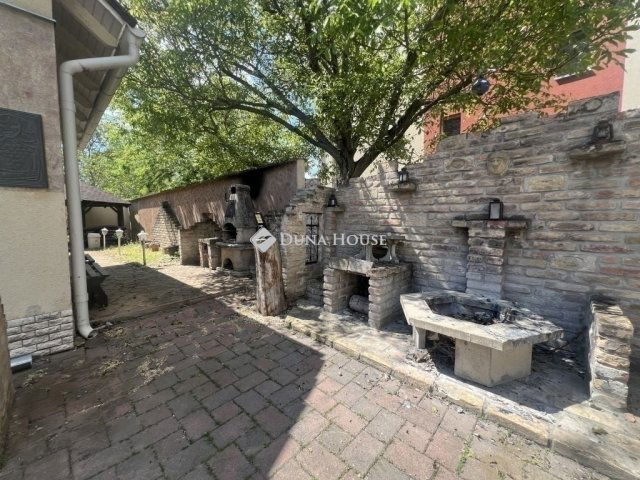 Eladó családi ház, Szegeden 150 M Ft, 4+1 szobás