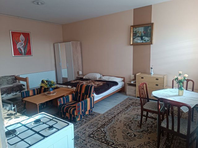 Kiadó téglalakás, albérlet, Ajkán 100 E Ft / hó, 1 szobás