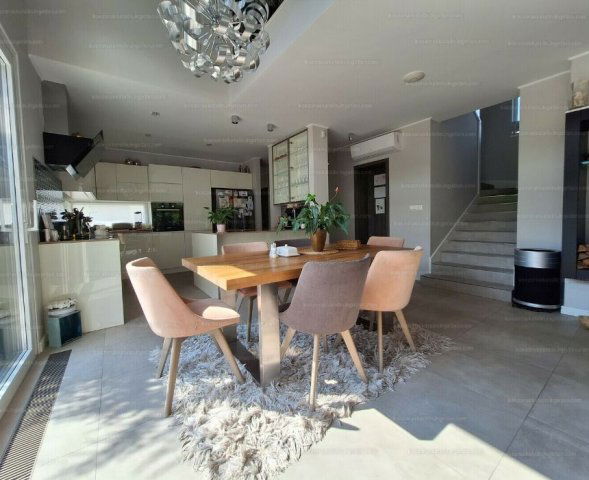 Eladó családi ház, Hévízen 270 M Ft, 5 szobás