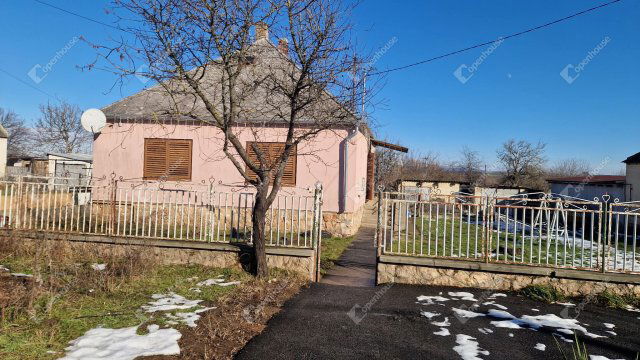 Eladó családi ház, Szákszenden 38.5 M Ft, 3 szobás