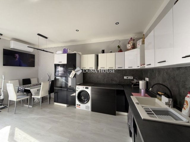 Eladó téglalakás, Lábatlanon 38.9 M Ft, 2 szobás