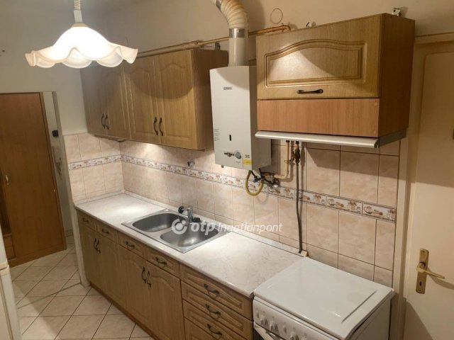 Eladó téglalakás, Dunaújvárosban 36.5 M Ft, 2 szobás