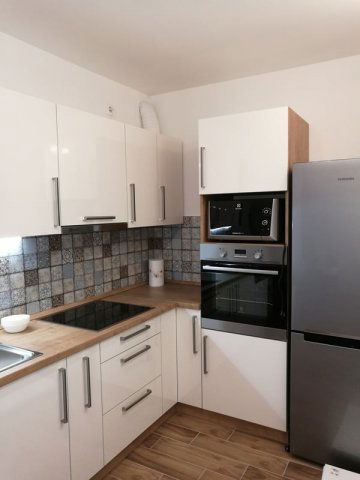 Kiadó téglalakás, albérlet, Pécsett, Antal utcában, 3 szobás