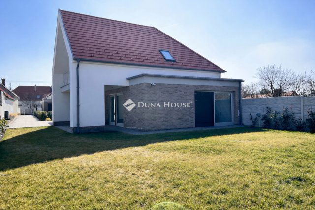 Eladó családi ház, Veszprémben 267.86 M Ft, 6 szobás