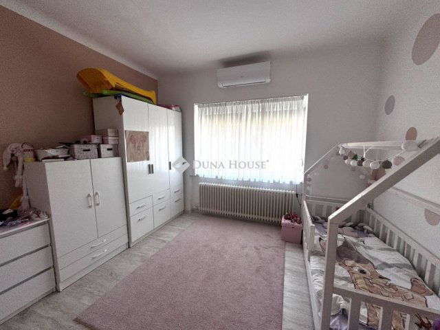 Eladó családi ház, Pécsett 105 M Ft, 4 szobás