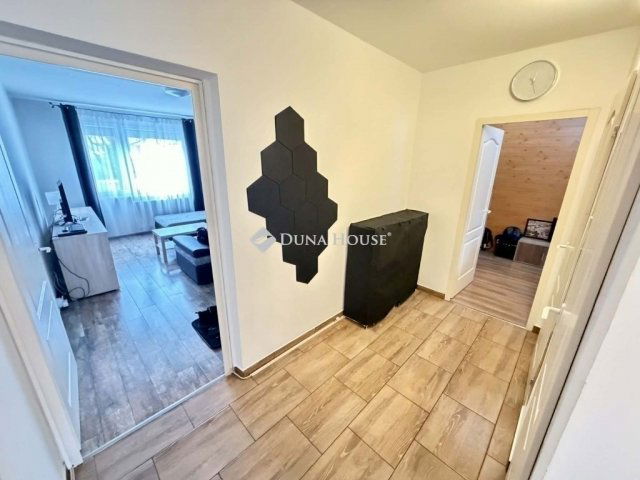 Eladó panellakás, Debrecenben 64.9 M Ft, 4 szobás