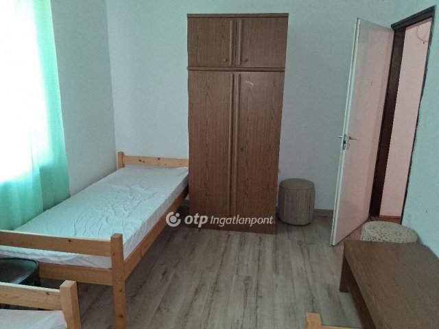 Eladó családi ház, Balatonalmádiban 220 M Ft, 10 szobás