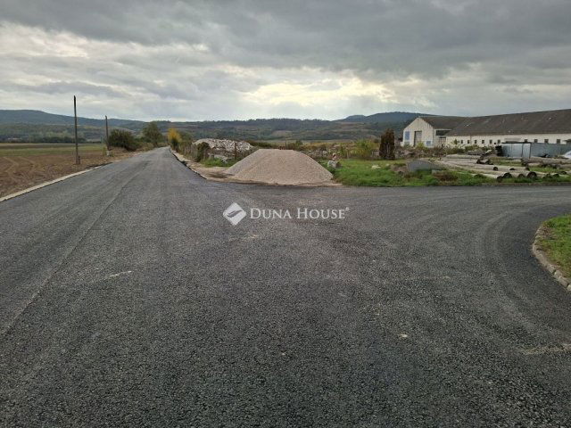 Eladó telek, Nyergesújfaluban 25.9 M Ft / költözzbe.hu