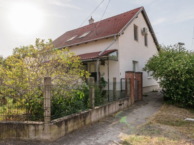 Eladó családi ház, Szegeden 99.9 M Ft, 7 szobás