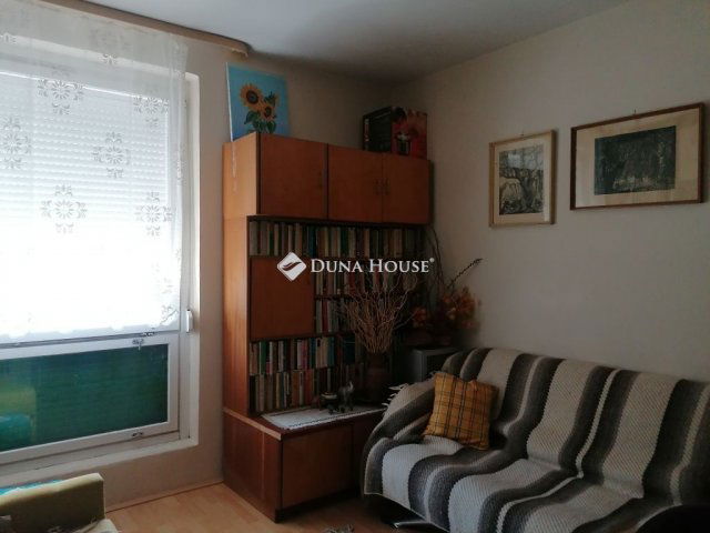 Eladó panellakás, Pécsett 73.9 M Ft, 3 szobás