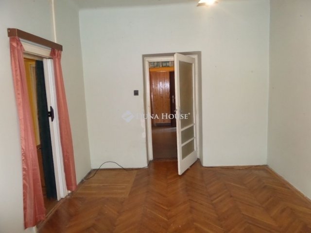 Eladó téglalakás, Pécsett 38 M Ft, 2 szobás