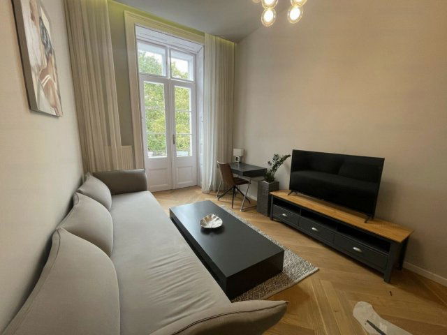 Kiadó téglalakás, albérlet, V. kerületben, Szabadság téren