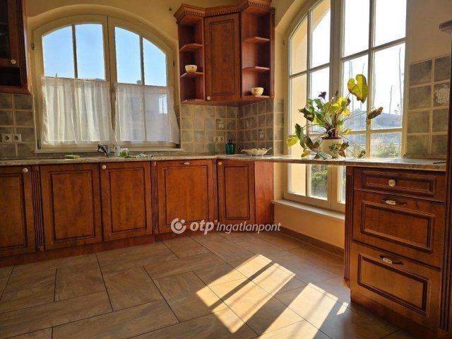 Eladó családi ház, Győrött 299 M Ft, 5 szobás