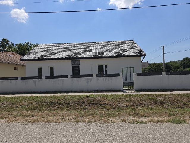 Eladó családi ház, Baracskán 85 M Ft, 4 szobás