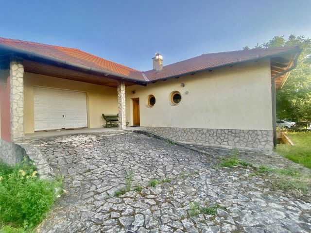 Eladó családi ház, Komáromban 131.2 M Ft, 4 szobás