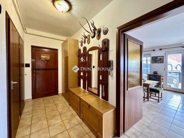 Eladó téglalakás, Pécsett 109 M Ft, 4 szobás