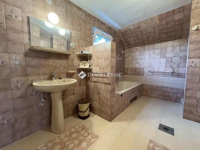 Eladó családi ház, Dabason 119.9 M Ft, 4 szobás